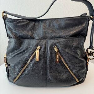 Beautiful MICHAEL KORS everyday bag with gold details.